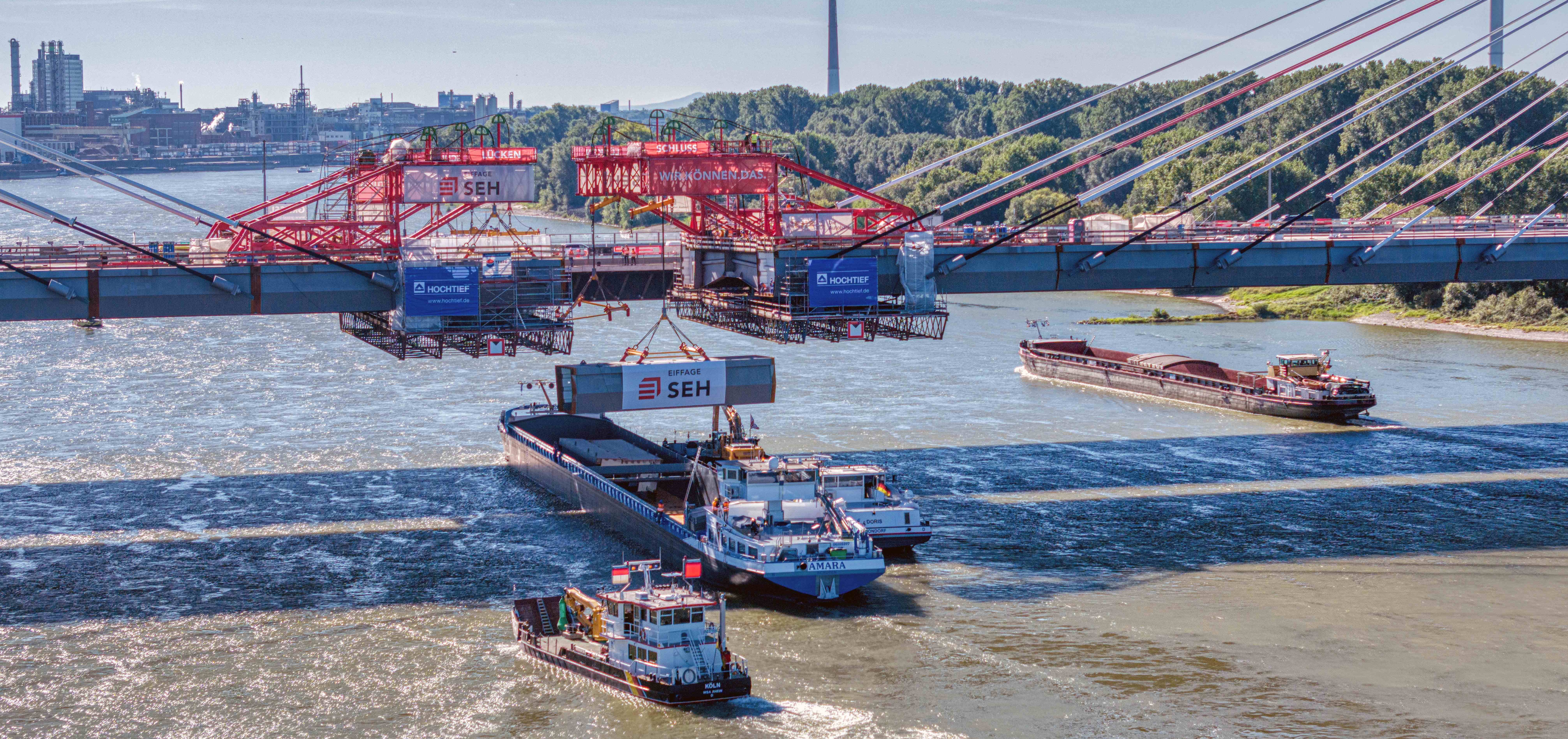 Montage des letzten Brückensegments an der Rheinbrücke in Leverkusen