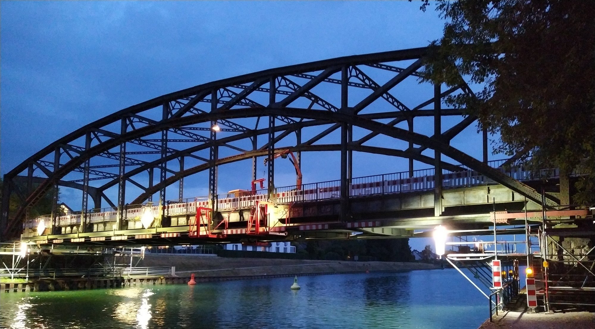 Prinzbrücke bei Abendlicht mit etwas Beleuchtung