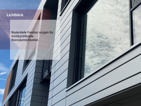 Teilansicht vom Bürogebäude "Space Cube" mit Textfeld