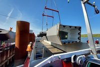 neues Bauteil für die Leverkusener Brücke wird auf einem Binnenfahrtschiff transportiert