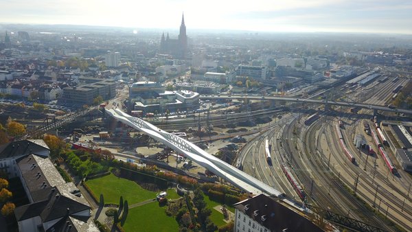 Luftbild Kienlesbergbrücke beleuchtet bei Tag