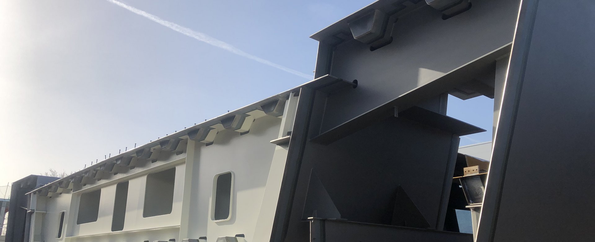 Großes Bauteil im Außenbereich auf Trägern gelagert