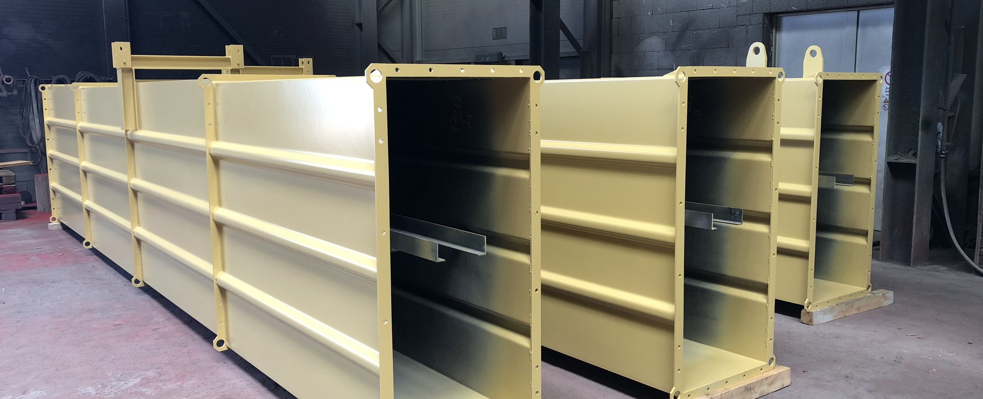 drei gelbe Containerboxen