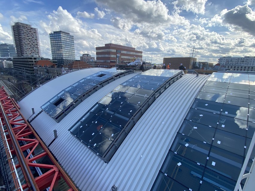 Blick auf die Dachverglasung einer Halle des historischen Bahnhofs in Berlin