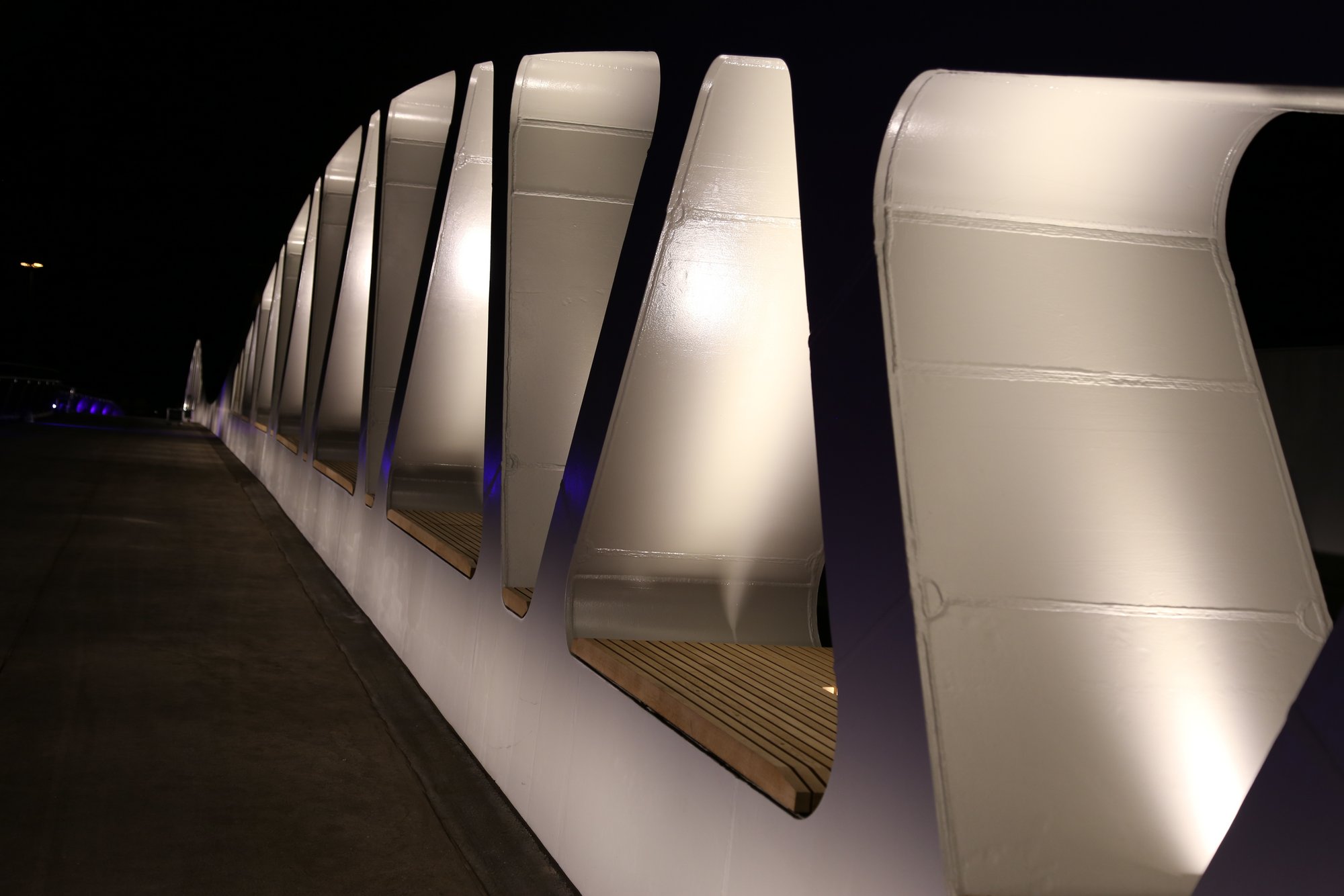 Nahaufnahme der Kienlesbergbrücke beleuchtet bei Nacht