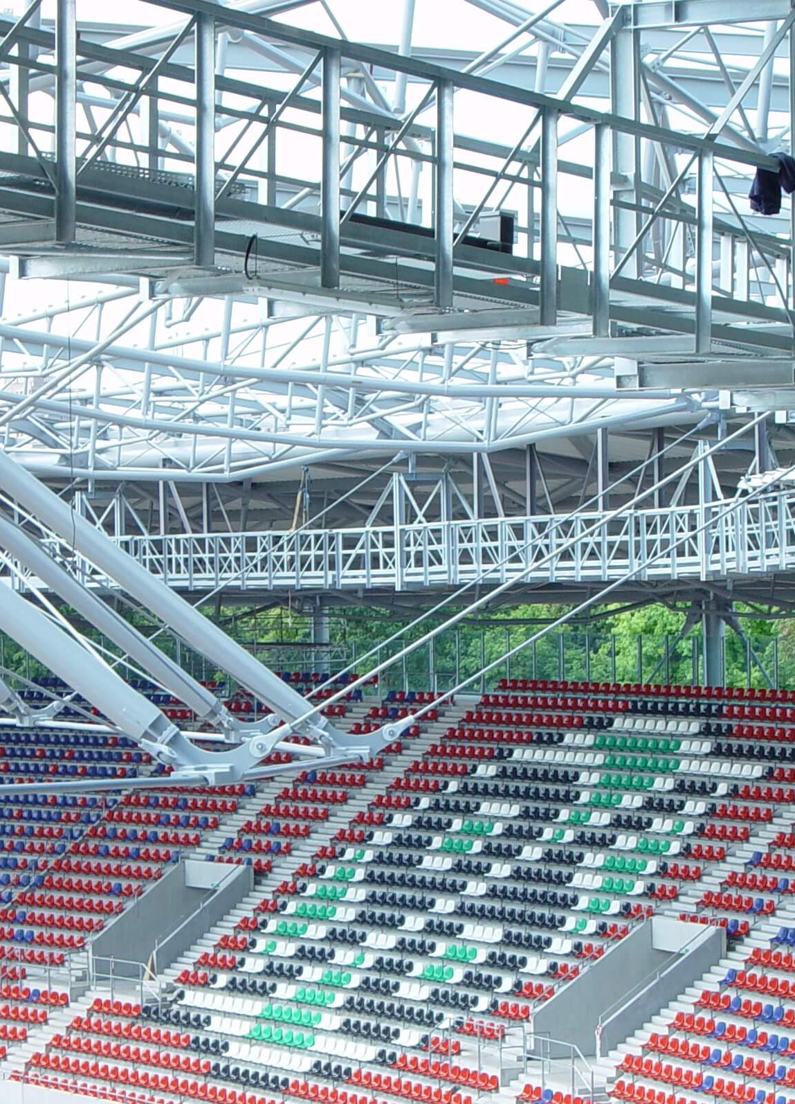 Blick auf die neue Dachkonstruktion und Tribüne der Heinz von Heiden-Arena 