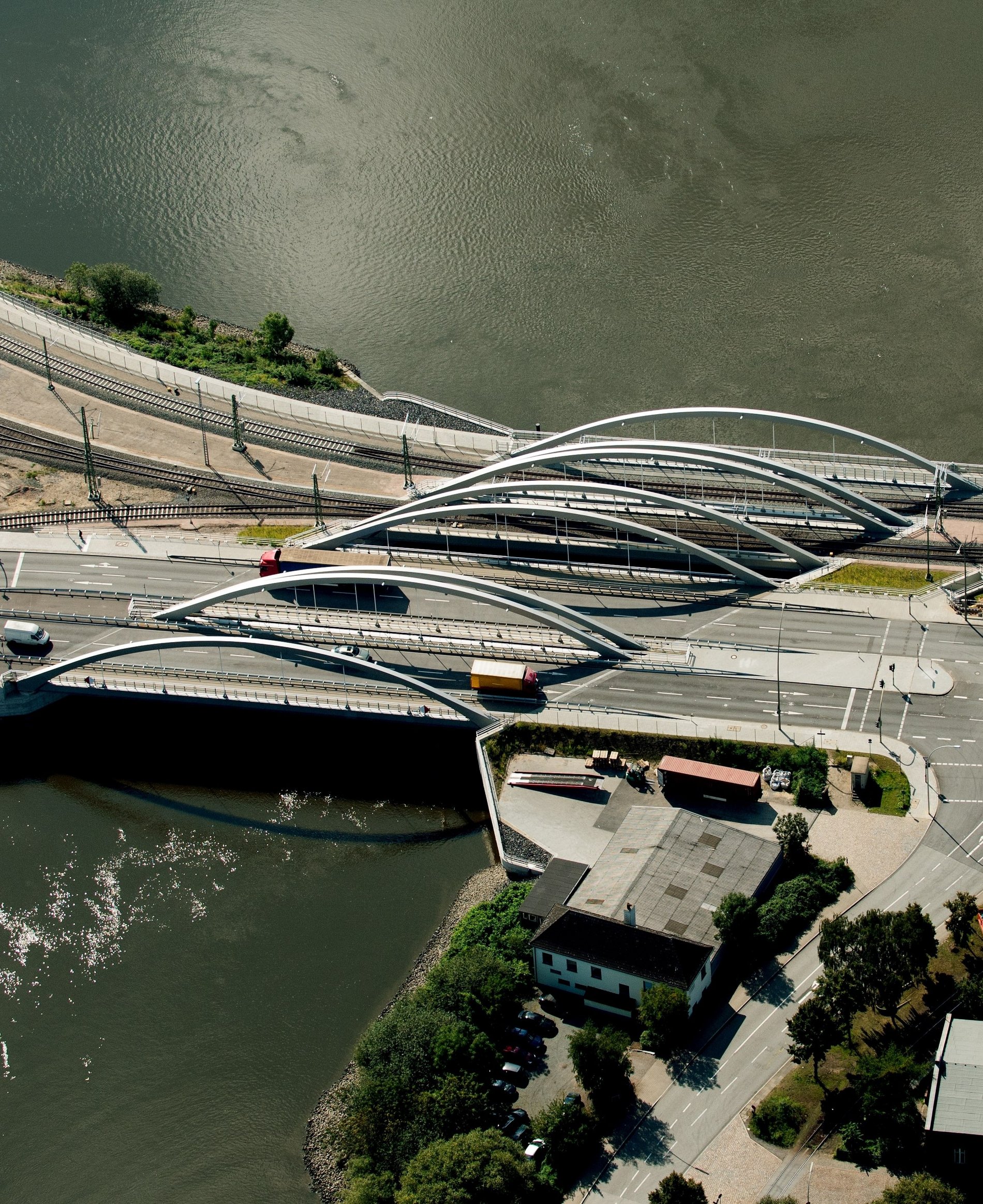 Luftaufnahme der Niedernfelder Brücken in Hamburg