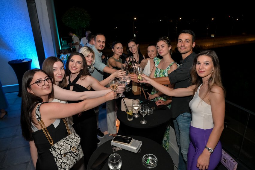 Bild von Mitarbeitenden wie sie gemeinsam anstoßen