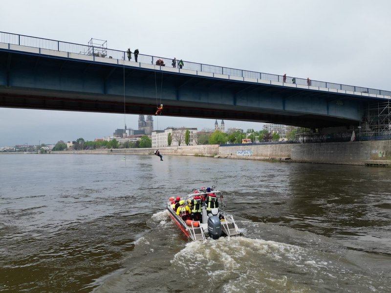 Boot mit Rettungsmannschaft fährt auf die Brücke zu um eine Rettungsübung durchzuführen.
