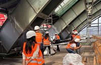 Studierende schauen sich die Stahlträger an.