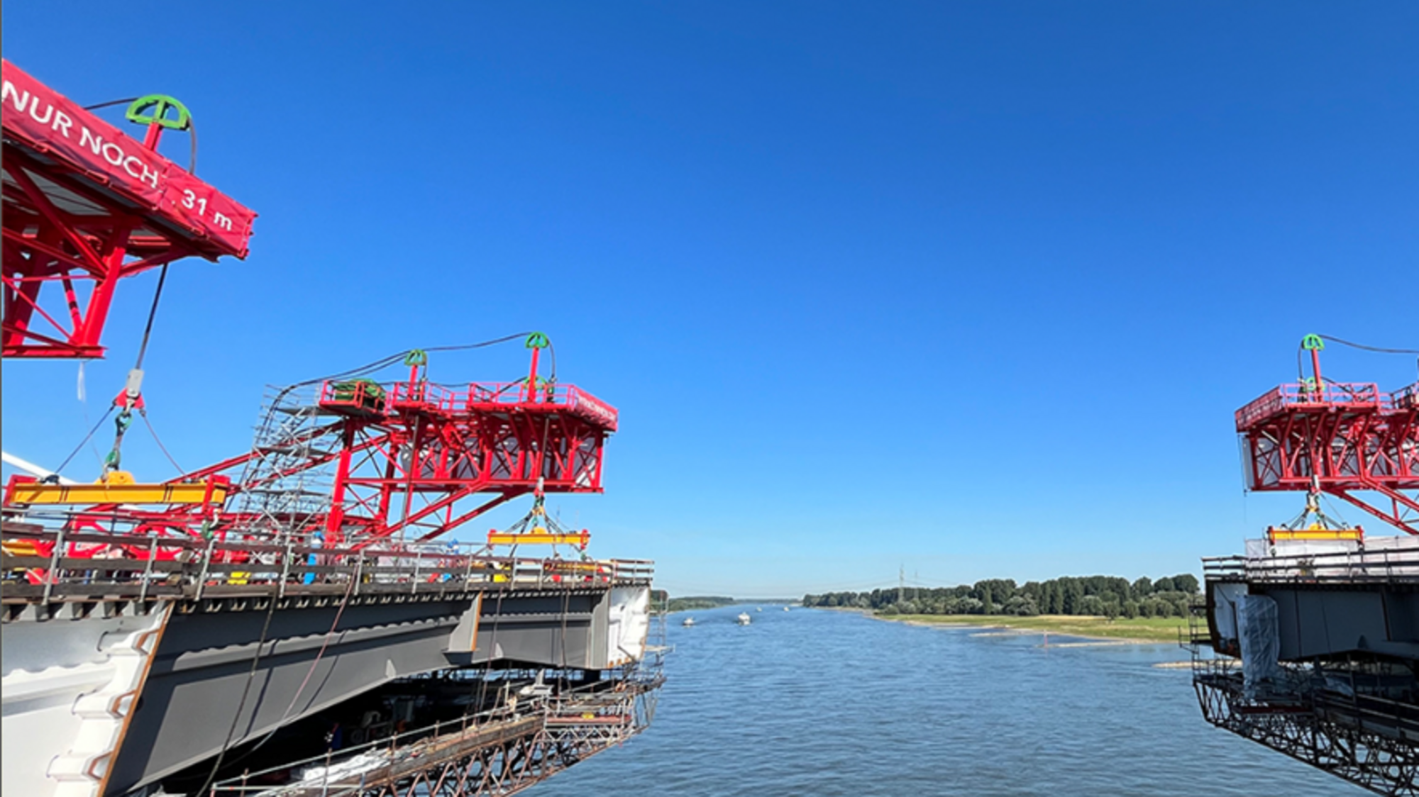 Lücke zwischen den beiden Brückenhälften