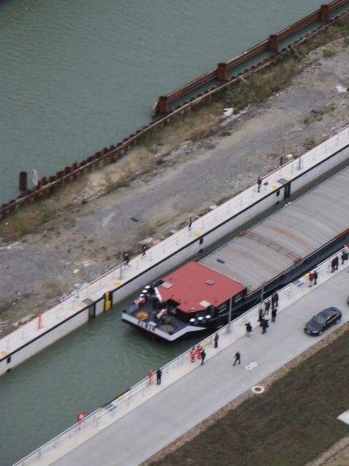 Blick von oben auf die Schleuse in Bolzum