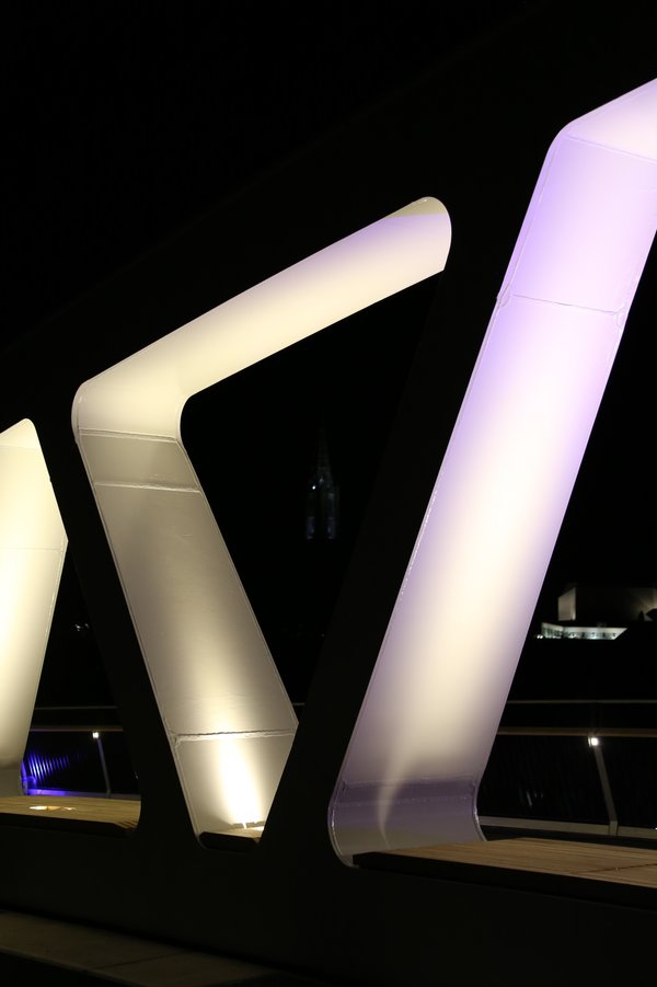 Detailaufnahme der Kienlesbergbrücke beleuchtet bei Nacht