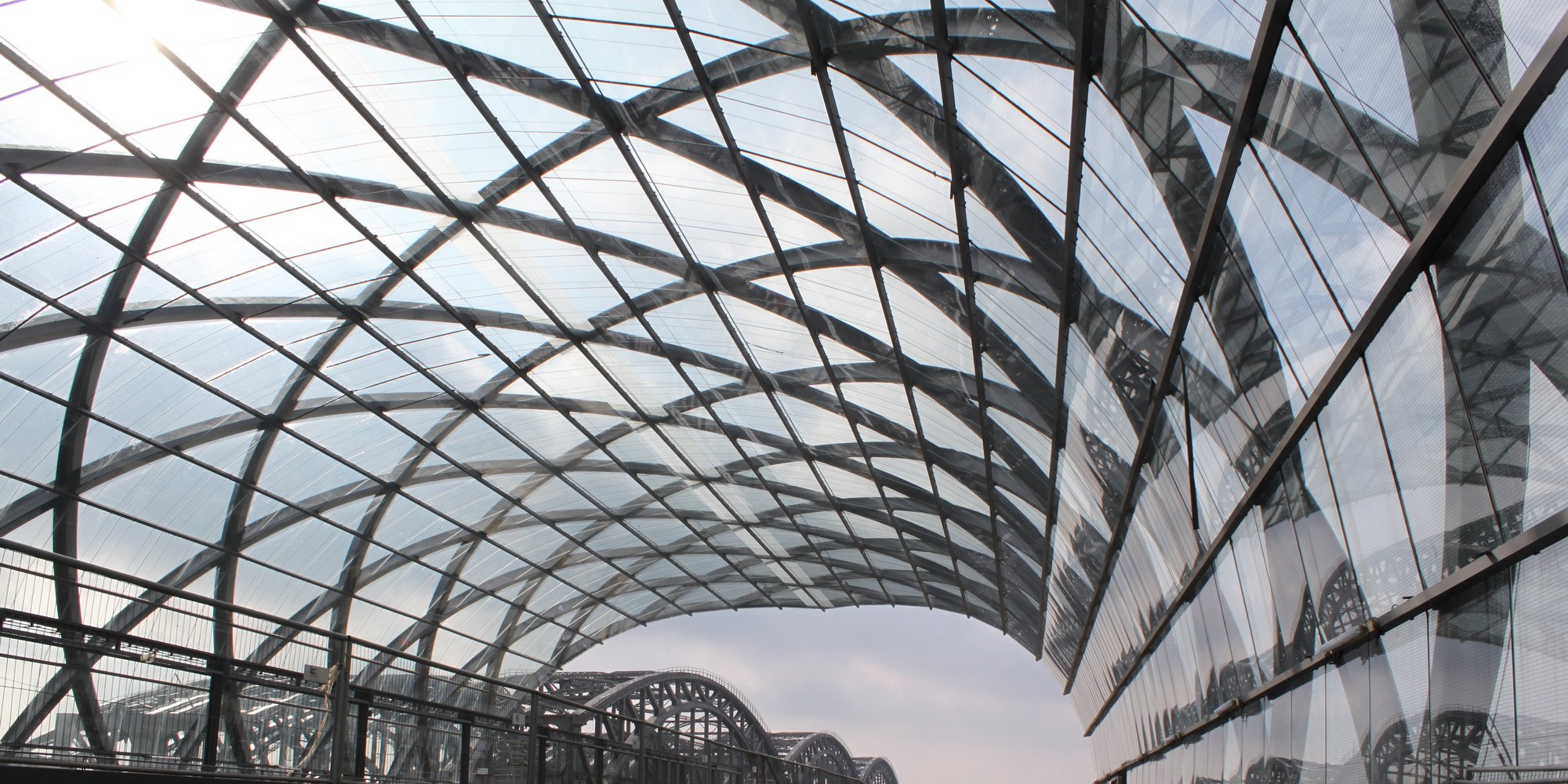 Hamburg U4-Haltestelle Elbbrücken Glasdach-Überdachung