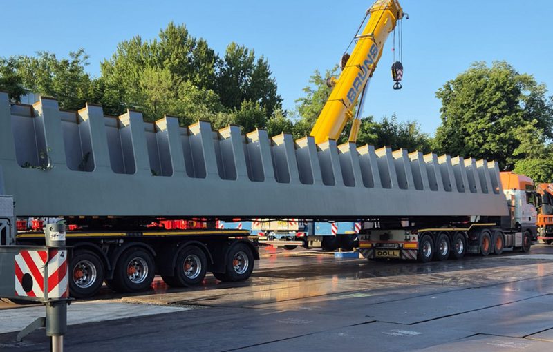 Imposantes langes Bauteil für die Sternbrücke mit grauem Korrosionsschutz