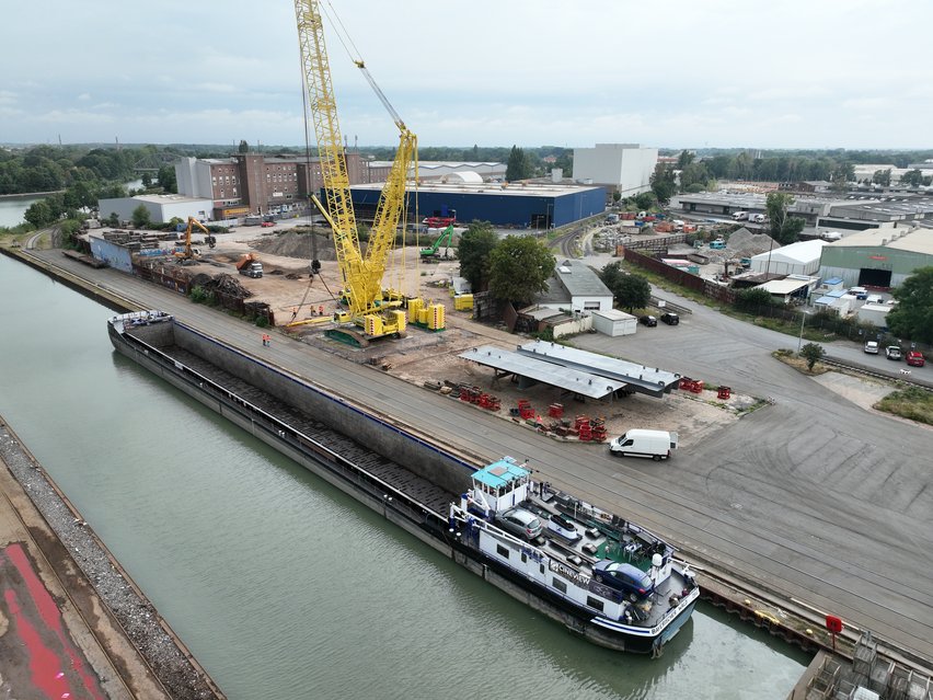 Die neuen Bauteile für die Rheinbrücke Leverkusen werden mit Hilfe eines Krans auf ein Binnenfahrtschiff gehoben.