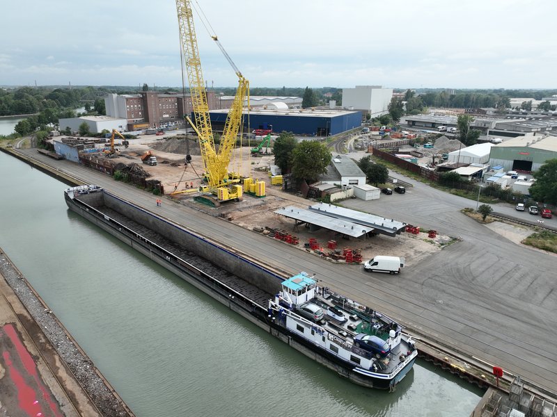 Die neuen Bauteile für die Rheinbrücke Leverkusen werden mit Hilfe eines Krans auf ein Binnenfahrtschiff gehoben.