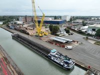 Die neuen Bauteile für die Rheinbrücke Leverkusen werden mit Hilfe eines Krans auf ein Binnenfahrtschiff gehoben.