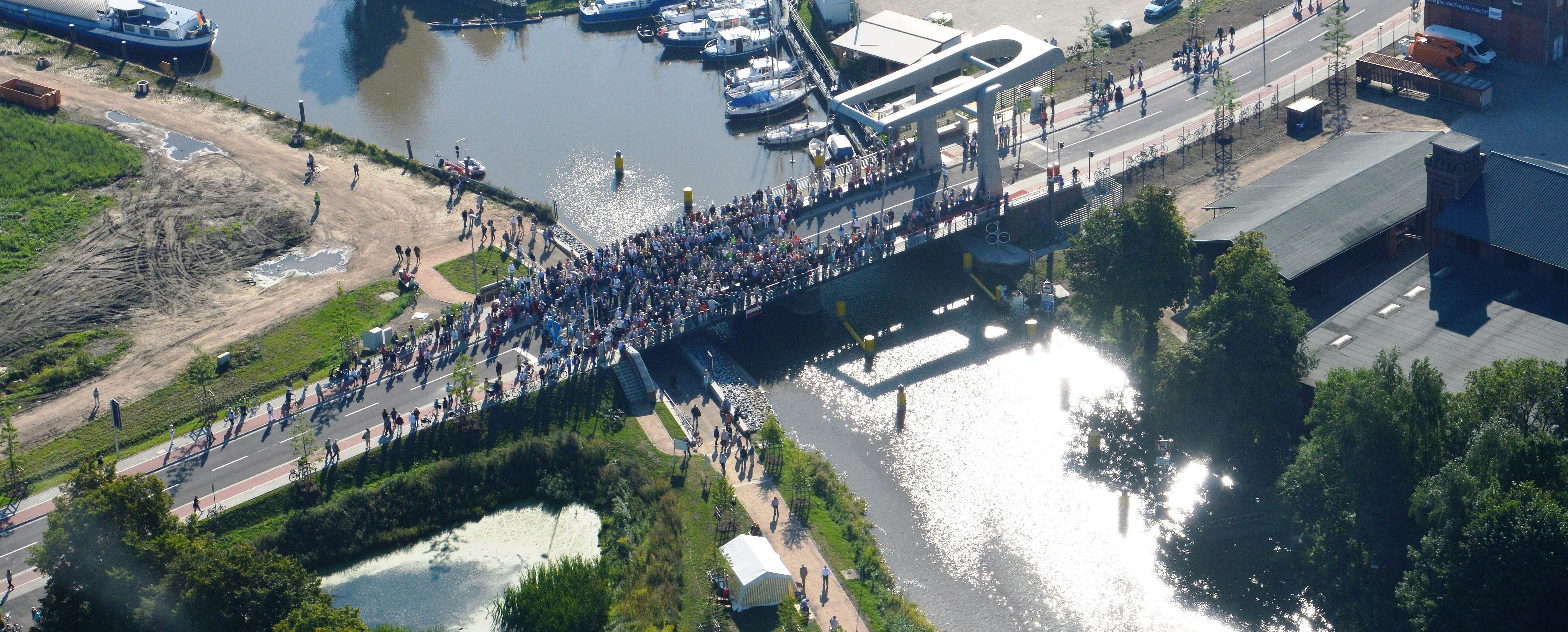 Luftaufnahme der Käpten-Jürs-Brücke bei der Brückeneröffnung mit vielen Besuchern