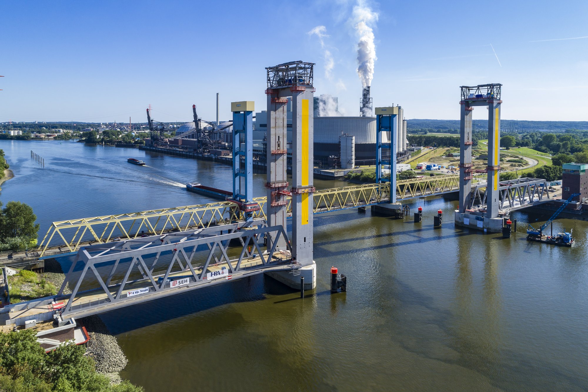 Kattwykbrücke im Hamburger Hafen bei Tageslicht mit Umgebung 