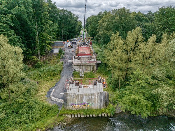 Vorderansicht der im Bau befindlichen Behelfsbrücke bei Marl und Dorsten mit Baustellenszene