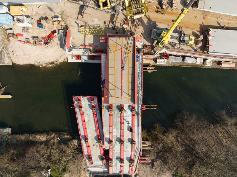 Einbhub eines Brückenelements, Blick von oben.