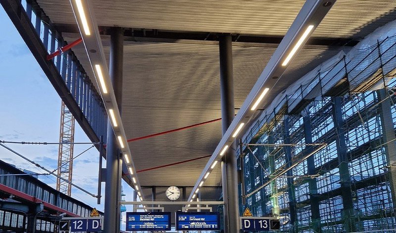 Bahnhof Duisburg beleuchtet in der Abenddämmerung