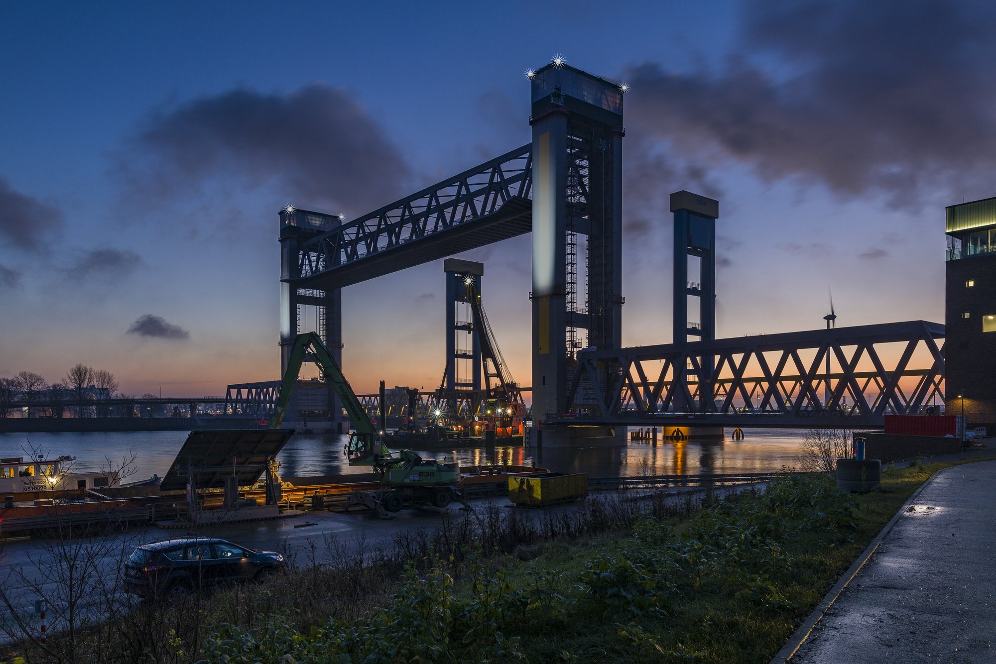 Bahnbrücke Kattwyk bei Dämmerung