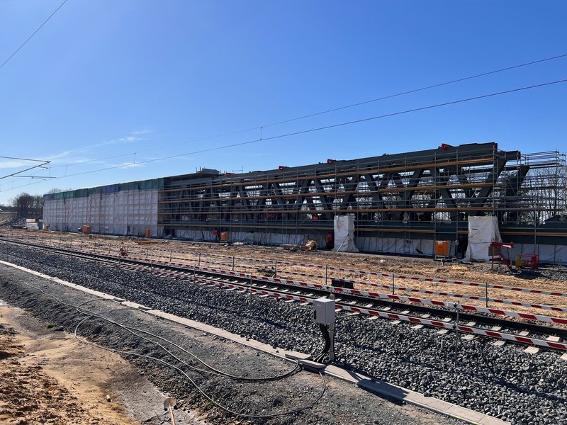 Seitenansicht auf die Brücke bei strahlendem Wetter