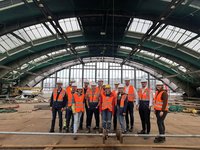 Gruppenbild der Besucher in der Gleishalle