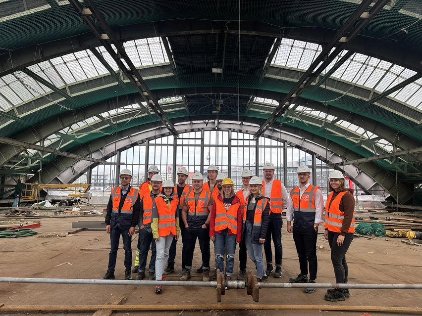 Gruppenbild der Besucher in der Gleishalle