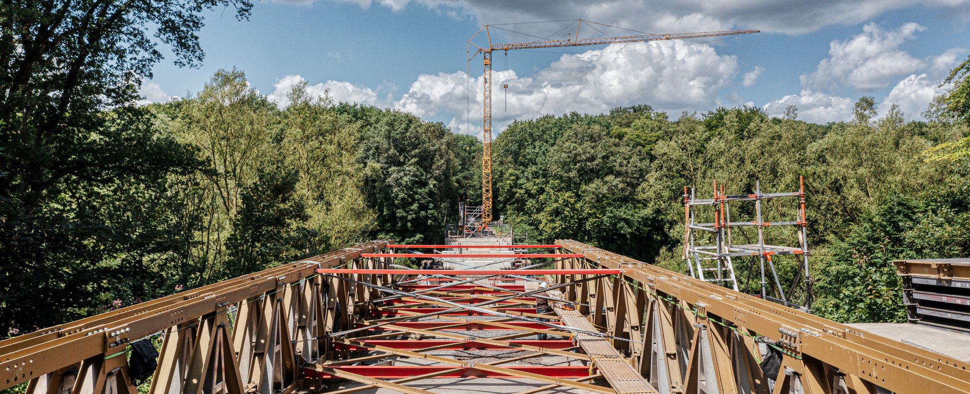 Behelfsbrücke mit Geländer an jeder Seite