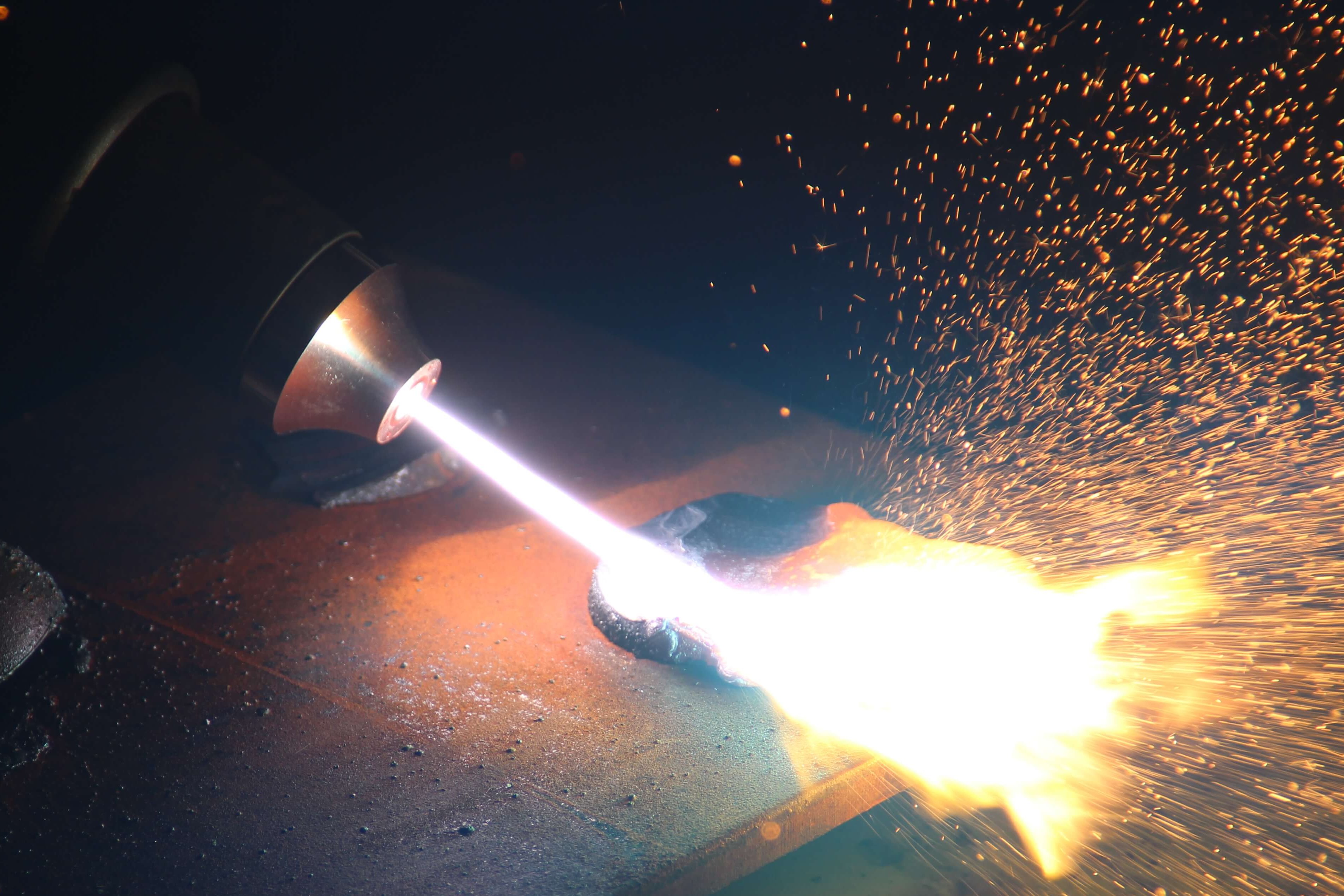 Arbeit mit Flamme und Funken