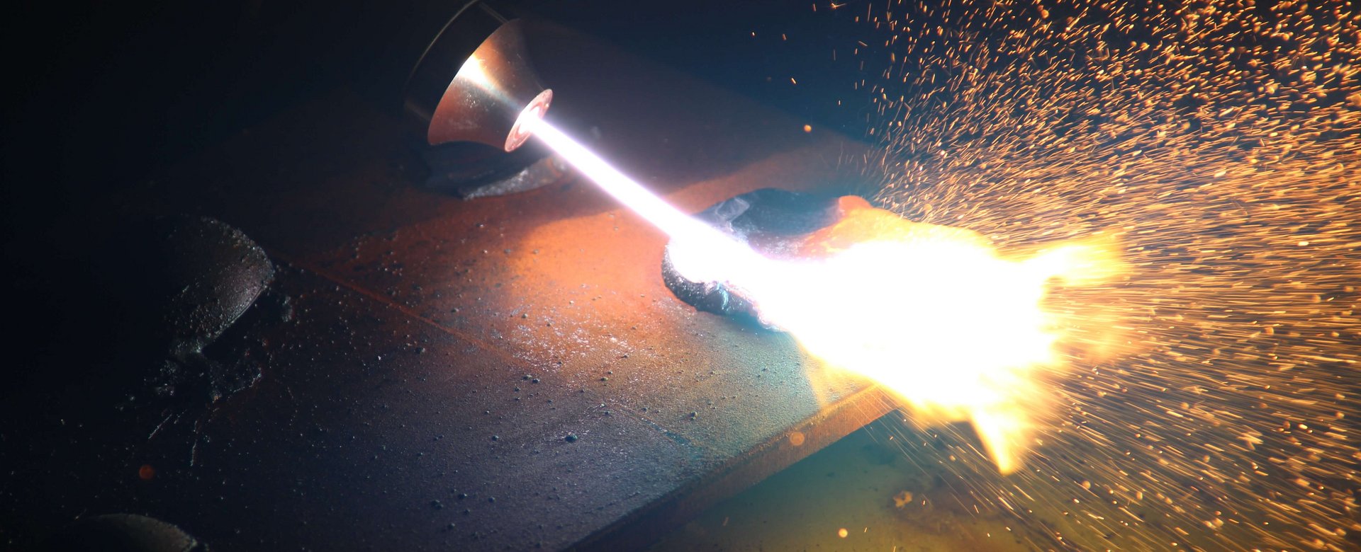 Gerät mit konzentriertem Hitzestrahl bei Schweiß- oder Schmelzvorgang in Nahaufnahme