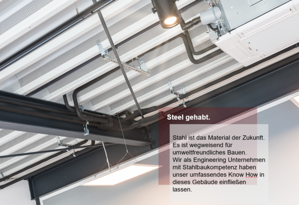 Teilansicht vom Bürogebäude "Space Cube" mit Textfeld