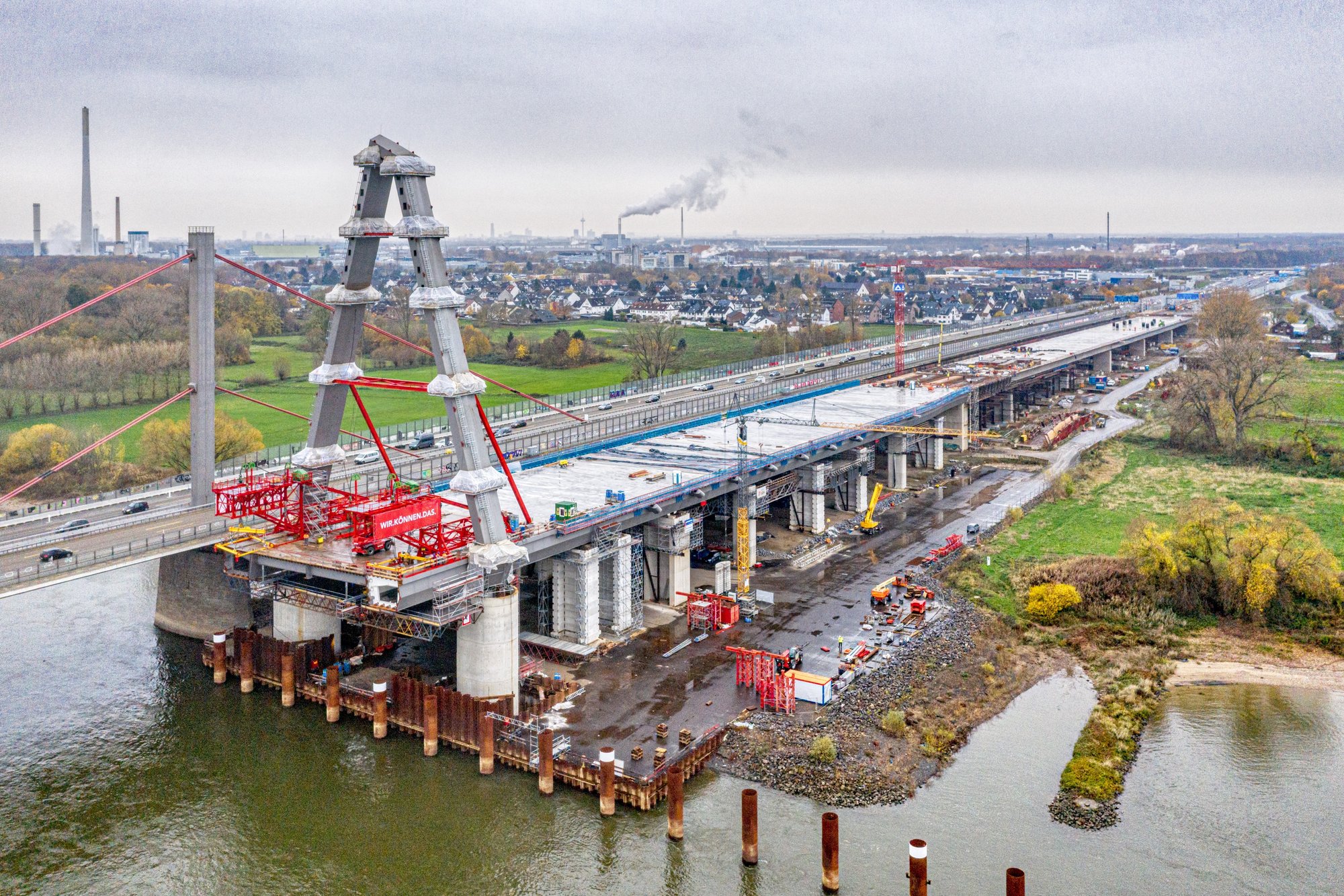 Aufsetzen des Portalriegels am zweiten Pylon der Rheinbrücke