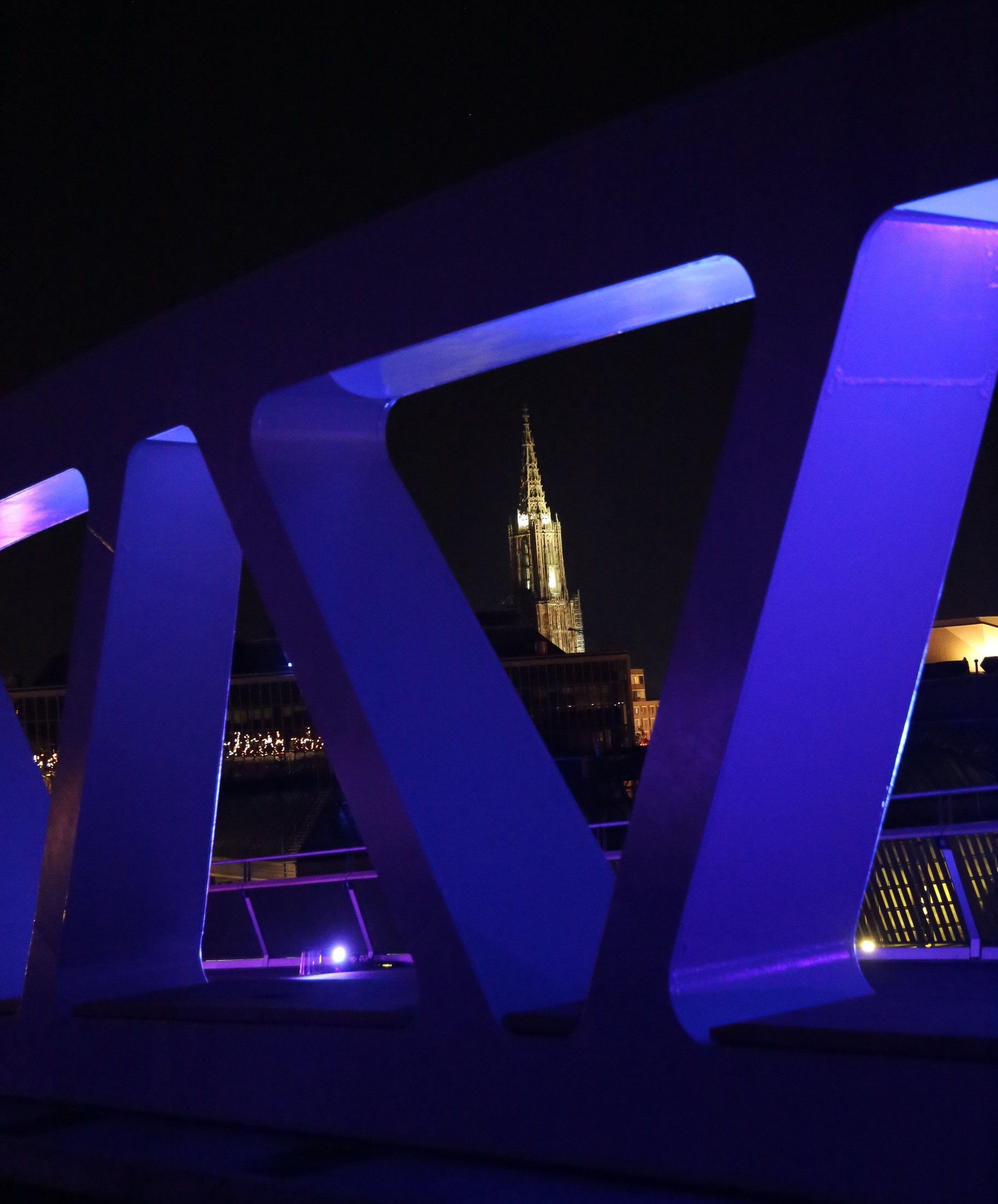 Kienlesbergbrücke beleuchtet bei Nacht