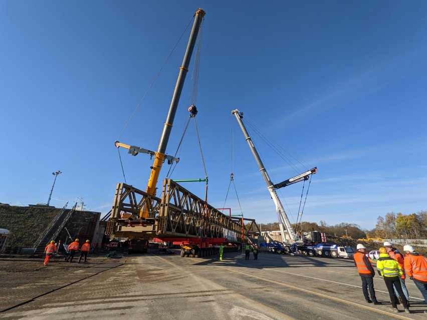 Behelfsbrückenelement wird durch einen Krank angehoben. 