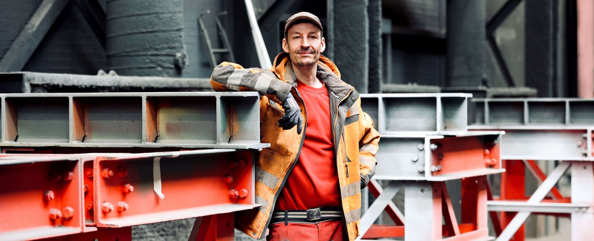 Bauarbeiter lehnt auf Baustellenelement