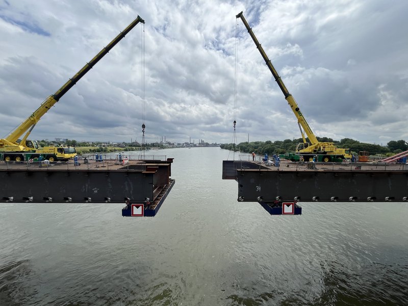 Rückbau der alten Leverkusener Brücke mit jeweils einem gelben krank links- und rechtsrheinisch