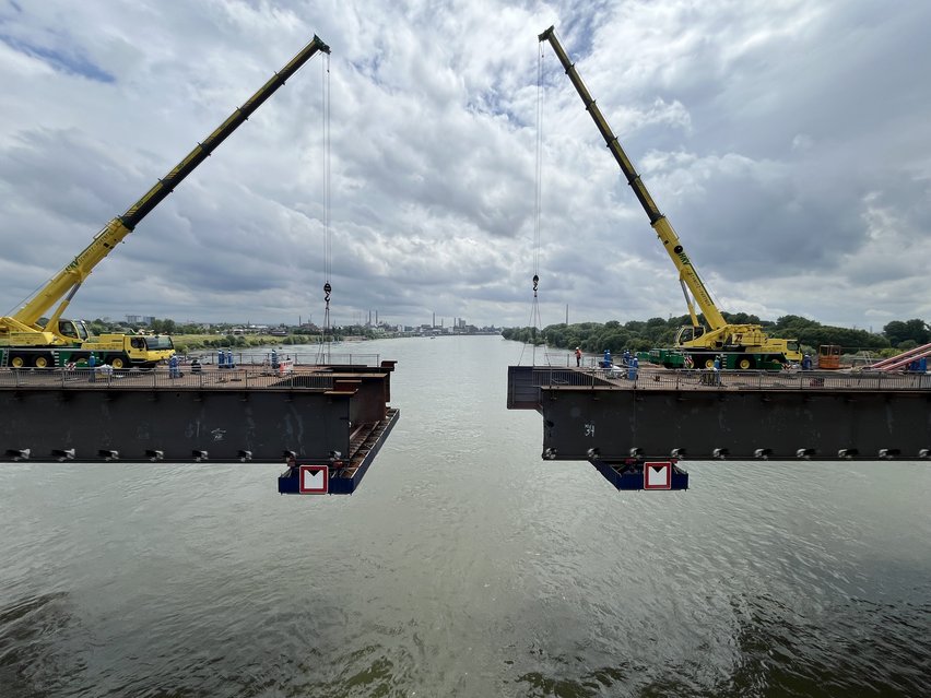 Rückbau der alten Leverkusener Brücke mit jeweils einem gelben krank links- und rechtsrheinisch