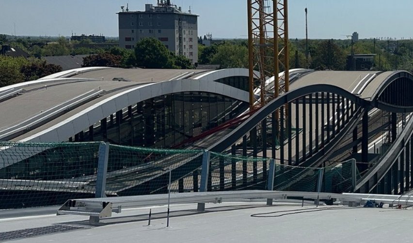 Bild auf den Dächern des Duisburger Hauptbahnhofs. Gut zu sehen der wellenförmige Verlauf der Dachkonstruktion