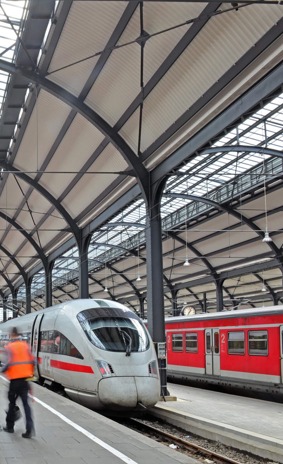 Blick auf saniertes Hallendach vom Hauptbahnhof Wiesbaden