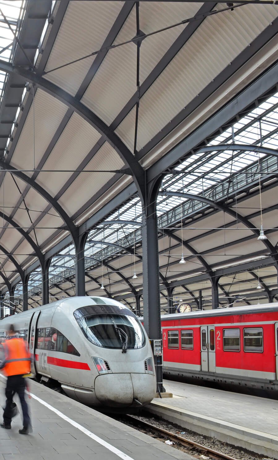 Saniertes Hallendach vom Hauptbahnhof in Wiesbaden mit Zügen