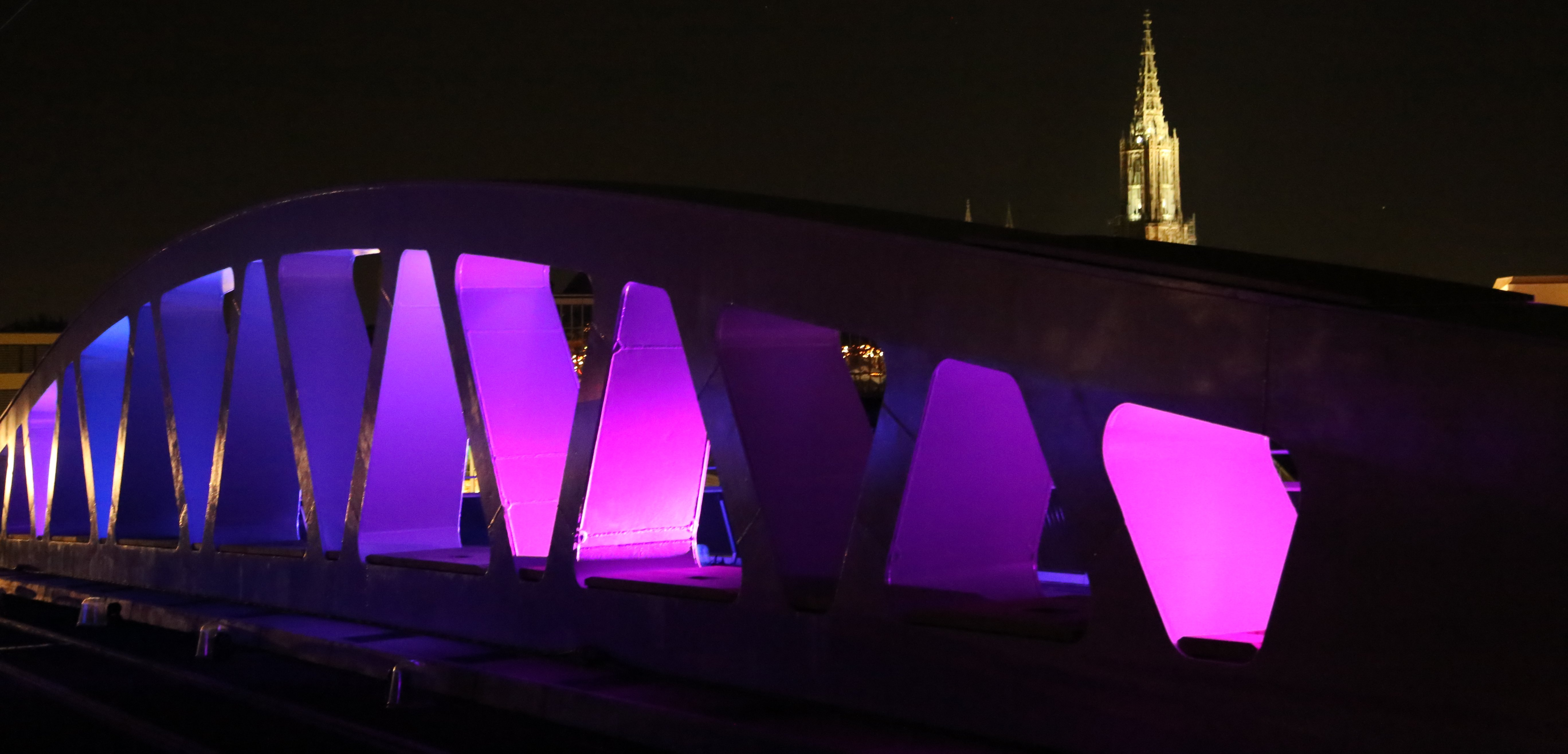 beleuchtete Kienlesbergbrücke bei Nacht