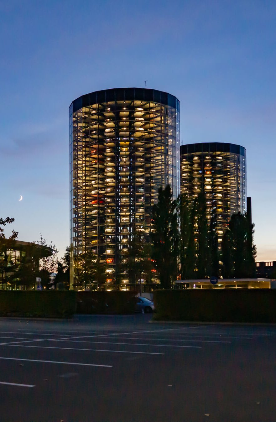 VW AutoStadt Fahrzeugtürme in Wolfsburg