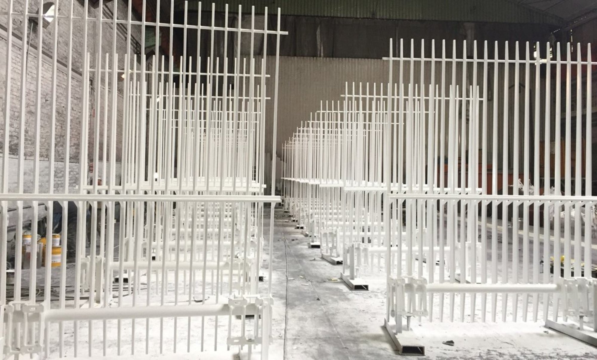 Weiße Gitter im Lagerbereich