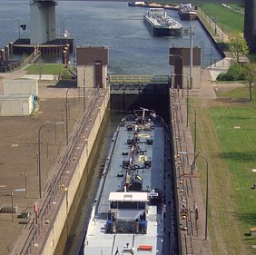 Schleuse mit Schiff, Duisburg-Meiderich