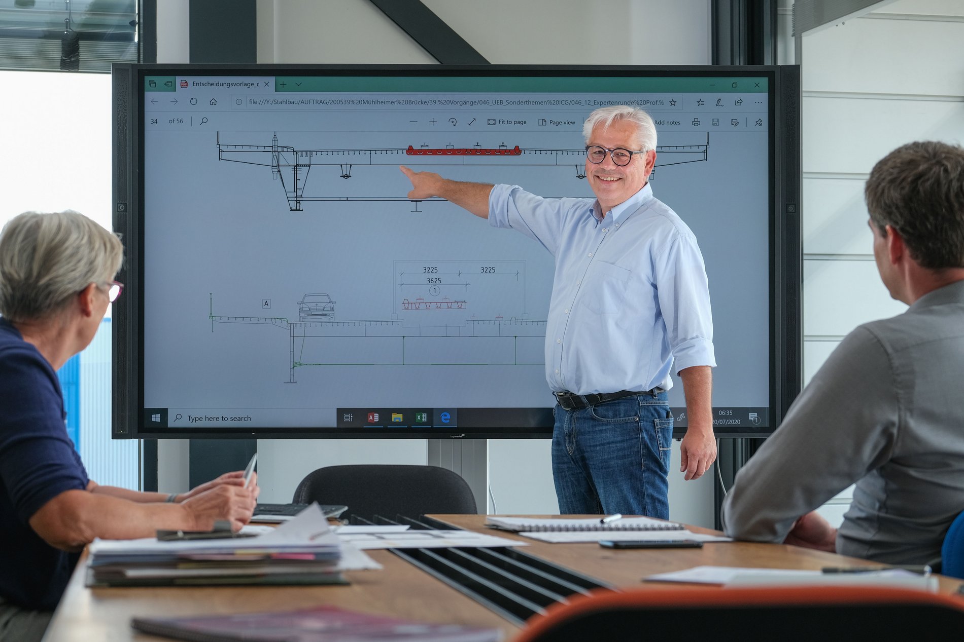 Teamgespräch im Modulbau SEH Engineering GmbH