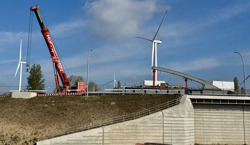 Bild Arbeiten an der Brücke Finkenwerder von der Seite. Ein großer roter Kran steht auf der Baustelle. 